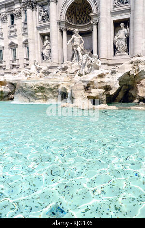 Detail, am Rande des Wassers zu sehen, der Brunnen "Fontana di Trevi", einer der am meisten besuchten Orte in Rom und der Fontana di Trevi square immer f Stockfoto