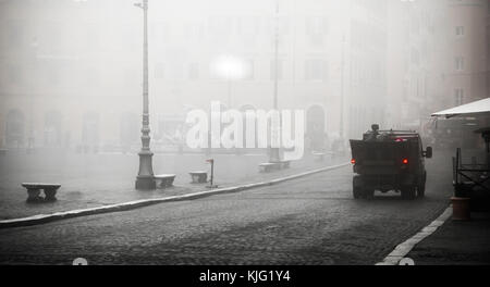 Außergewöhnliche Aussicht auf die Piazza Navona in Nebel mit einem müllwagen umhüllt bewegen Stockfoto