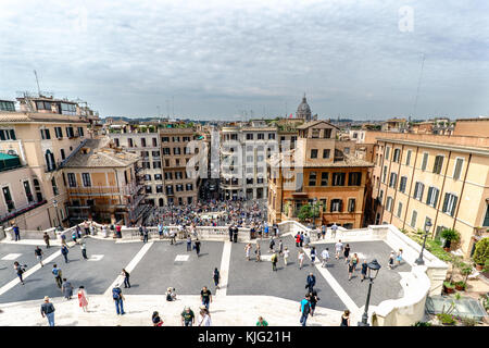 Rom, Latium, Italien. 22. Mai 2017: Blick auf die Spanische Treppe von der Treppe des Namens calinata di Trinità dei Monti". Mit vielen Touristen v Stockfoto