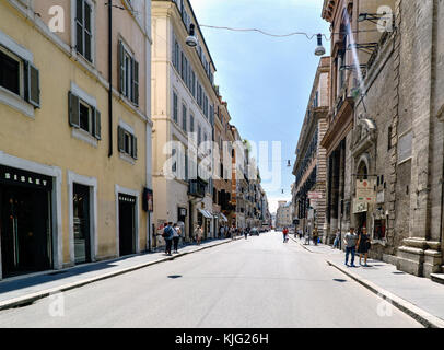 Rom, Latium, Italien. 22. Mai 2017: Blick auf die römischen Shopping Straße namens "Via del Corso", auf der rechten Seite, Hauptfassade der katholischen Kirche ist ein giac Stockfoto