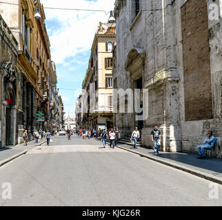 Rom, Latium, Italien. 22. Mai 2017: Blick auf die römischen Shopping Straße namens "Via del Corso", auf der rechten Seite, Hauptfassade der katholischen Kirche ist ein giac Stockfoto