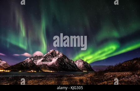 Aurora Borealis über Mt. Flakstad Stornappstinden in Island, Lofoten Stockfoto