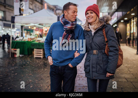 Reifen Putsch; le sind, genießen Sie am Abend einen Spaziergang durch die Stadt Weihnachtsmarkt. Stockfoto