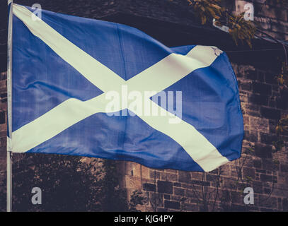 Scottish Flag fliegt bei House in Glasgow, Schottland Stockfoto