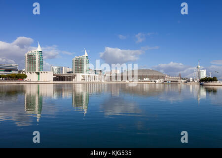 Lissabon, Portugal. Olivais Dock in Parque das Nacoes (Park der Nationen). Blick auf den Pavillon von Portugal (siza Vieira), Atlantico Arena aka Meo Altice Stockfoto