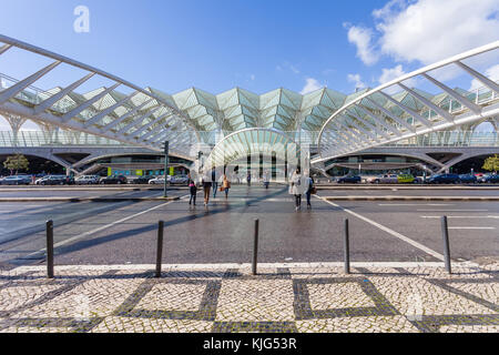 Gare do Oriente (Orient), ein Knotenpunkt des öffentlichen Verkehrs. von Santiago Calatrava im neo-gotischen Stil. Parque das Nacoes, Lissabon, Portugal. Stockfoto