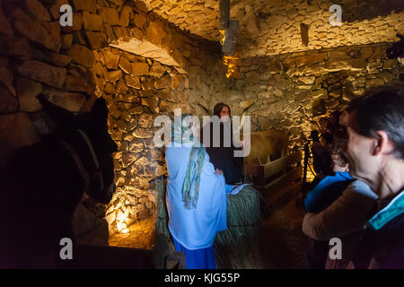 Priscos, Portugal. größte lebende oder lebende Krippe in Europa. Heilige Familie, Baby Jesus Christus, Maria und Joseph in Stall, Scheune oder Krippe. Stockfoto