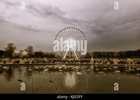 Paris - 21. November 2008 - Der Big Wheel begrüßt 300.000 Fluggäste, die einen spektakulären Blick auf die Stadt von diesem Aussichtspunkt zu bewundern. Stockfoto