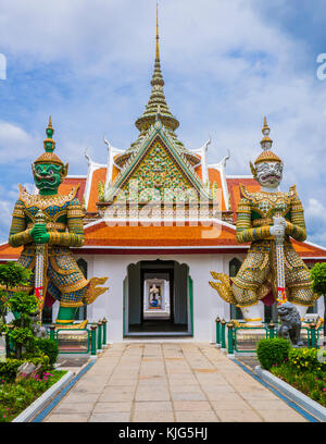 Eingang Eingang zur Weihe Halle mit yaksha Wächter in den Tempel Wat Arun, Bangkok, Thailand Stockfoto