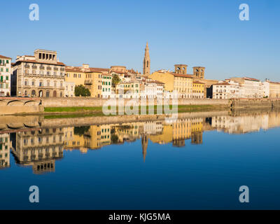 Italien, Gebäude von Florenz im Wasser des Flusses Arno wider Stockfoto