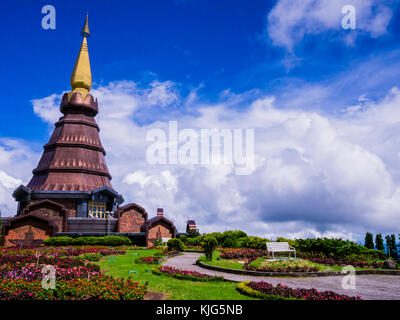 Stupa und Garten auf der Oberseite der Doi Inthanon, Thailand Stockfoto