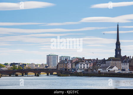 Lenticular altocumulus Wolken über der Küste von Ayr, Schottland, Großbritannien. Stockfoto