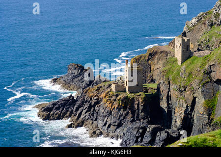 Felsküste mit Ruinen vom ehemaligen Bergwerk, Zinnmine, Botallack Mine, St Just in Penwith, Cornwall, England, Großbritannien Stockfoto