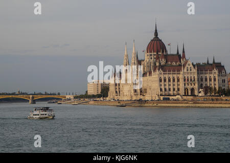 Budapest, Ungarn - 14.10.2016: Schiff auf der Donau und das ungarische Parlament Gebäude im Hintergrund Stockfoto