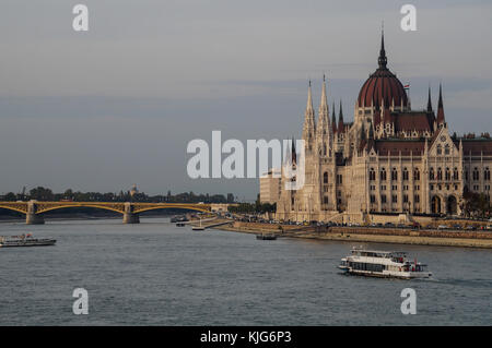 Budapest, Ungarn - 14.10.2016: Schiff auf der Donau und das ungarische Parlament Gebäude im Hintergrund Stockfoto