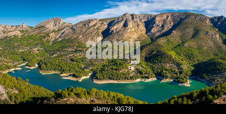 8 Schuß serella panoramamic Blick auf die Berge und den Stausee bei guadalest in Spanien Stockfoto