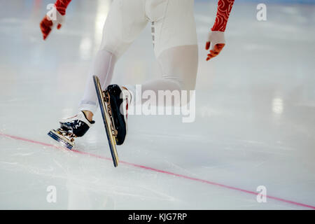 Beine Männer Athleten starten Speedskater im Wettbewerb Eisschnelllauf Stockfoto
