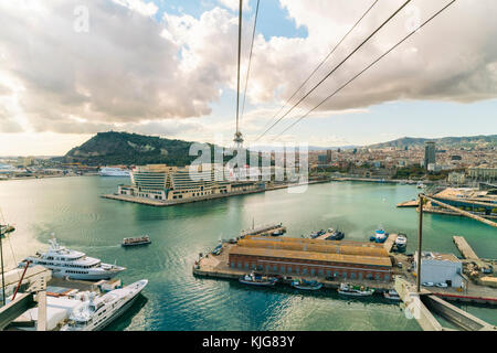 Blick auf den Hafen und die Stadt von Barcelona von oben Stockfoto