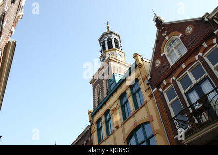 Iconic 17. Jahrhundert Nieuwe Toren (Neue Toren) in der alten Innenstadt von Kampen, Overijssel, Niederlande Stockfoto