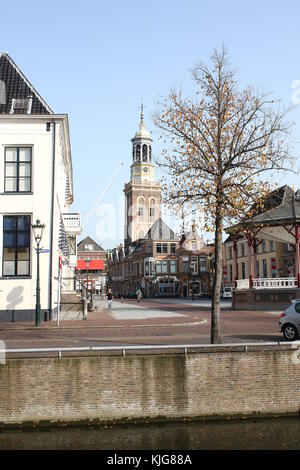 Nieuwe Markt, alte Innenstadt von Kampen, Overijssel, Niederlande. Im Hintergrund 17. Jahrhundert Nieuwe Toren - neuen Turm. Stockfoto