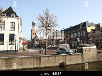 Nieuwe Markt, alte Innenstadt von Kampen, Overijssel, Niederlande. Im Hintergrund 17. Jahrhundert Nieuwe Toren - neuen Turm. Stockfoto