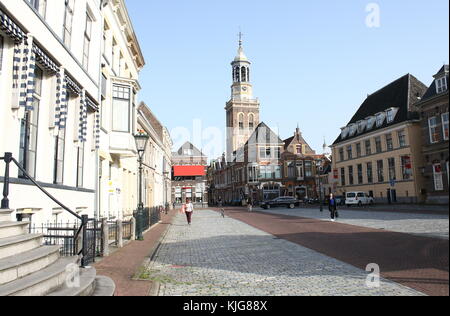 Nieuwe Markt, alte Innenstadt von Kampen, Overijssel, Niederlande. Im Hintergrund 17. Jahrhundert Nieuwe Toren - neuen Turm. Stockfoto