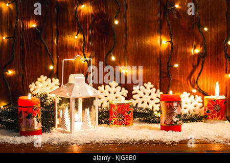 Weihnachten Kerze Laterne und Weihnachtsbaum Zweige, Schnee, Schneeflocken und Dekorationen auf bokeh Hintergrund verschwommen Lichter. freier Speicherplatz Stockfoto