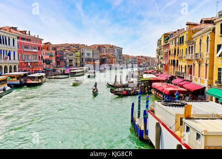 Blick auf die Gondeln vertäut am Grand Canal in Venedig. Stockfoto