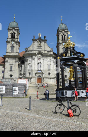 Einsedeln, Schweiz - 3 August 2017: Menschen zu Fuß vor das Kloster Einsiedeln in der Schweiz Stockfoto