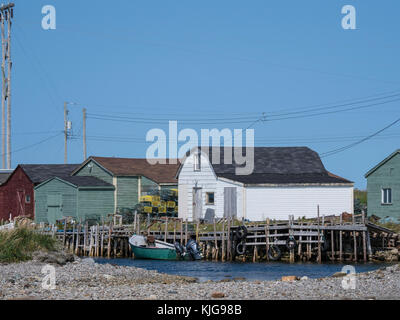 Gebäude entlang des Hafens, Parsons Teich, Highway 430, der Viking Trail, Gros Morne National Park, Neufundland, Kanada. Stockfoto