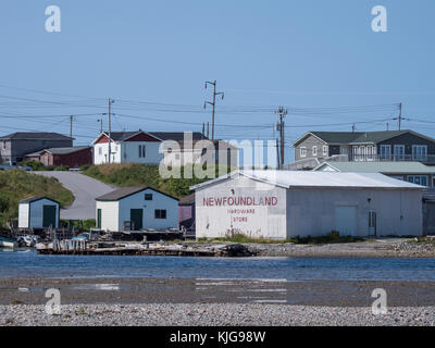 Gebäude entlang des Hafens, Parsons Teich, Highway 430, der Viking Trail, Gros Morne National Park, Neufundland, Kanada. Stockfoto