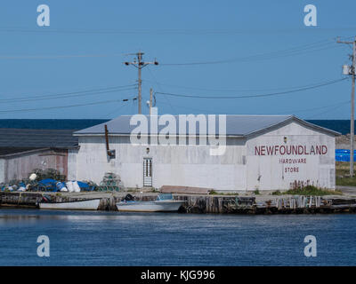 Gebäude entlang des Hafens, Parsons Teich, Highway 430, der Viking Trail, Gros Morne National Park, Neufundland, Kanada. Stockfoto