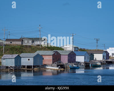 Gebäude entlang des Hafens, Parsons Teich, Highway 430, der Viking Trail, Gros Morne National Park, Neufundland, Kanada. Stockfoto