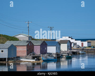 Gebäude entlang des Hafens, Parsons Teich, Highway 430, der Viking Trail, Gros Morne National Park, Neufundland, Kanada. Stockfoto