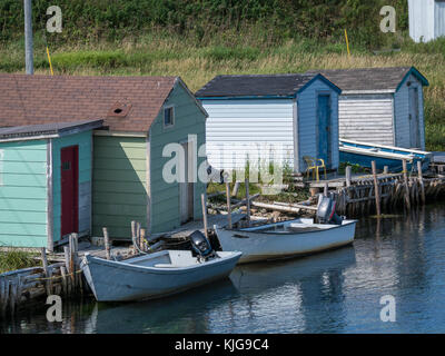 Gebäude entlang des Hafens, Parsons Teich, Highway 430, der Viking Trail, Gros Morne National Park, Neufundland, Kanada. Stockfoto