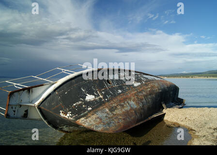 Schiff liegen auf Ihrer Seite auf einen Sandstrand aufgegeben. Insel Olchon, Baikalsee. Stockfoto