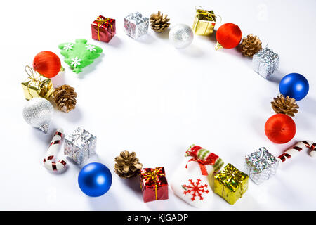 Weihnachten runden Rahmen mit Geschenken, Spielzeug, Dekorationen auf weißem Hintergrund. Einfache weihnachten Komposition mit freier Speicherplatz Stockfoto