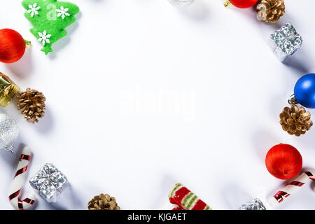 Weihnachten runden Rahmen mit Geschenken, Spielzeug, Dekorationen auf weißem Hintergrund. Einfache weihnachten Komposition mit freier Speicherplatz Stockfoto