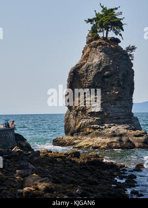 Berühmte Siwash Rock, entlang der Ufermauer im Stanley Park, Vancouver, BC Stockfoto