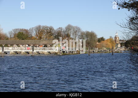 Eine helle Herbst Tag in Sunbury Wehr auf der Themse westlich von London. Stockfoto