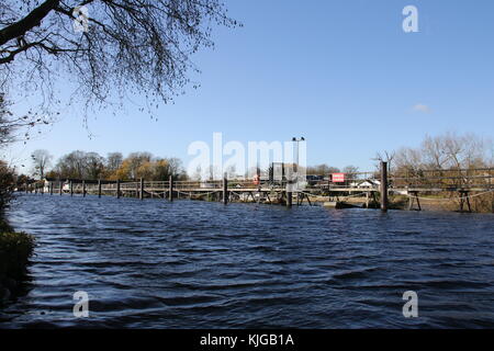 Eine helle Herbst Tag in Sunbury Wehr auf der Themse westlich von London. Stockfoto