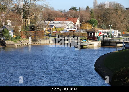 Eine helle Herbst Tag in Sunbury Wehr auf der Themse westlich von London. Stockfoto