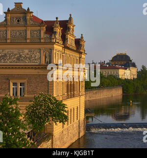 Goldene Stunde in Prag, mit Sonne auf historischen Gebäuden entlang der Vlta Fluss widerspiegelt Stockfoto