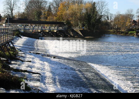 Eine helle Herbst Tag in Sunbury Wehr auf der Themse westlich von London. Stockfoto