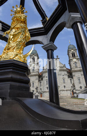 Einsedeln, Schweiz - 3 August 2017: goldene Statue vor dem Kloster Einsiedeln in der Schweiz Stockfoto