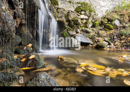 Wasserfall auf dem Berg River im Herbst. lange Belichtung geschossen. Stockfoto