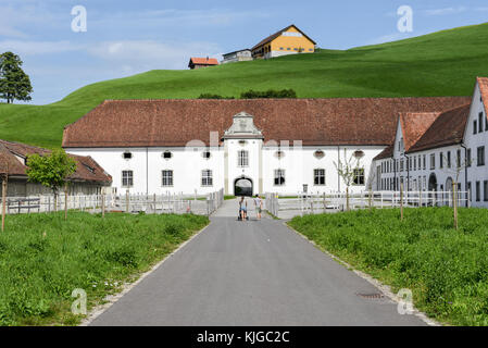 Einsedeln, Schweiz - 3 August 2017: Menschen zu Fuß vor das Kloster Einsiedeln in der Schweiz Stockfoto