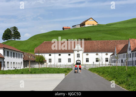 Einsedeln, Schweiz - 3 August 2017: Menschen zu Fuß vor das Kloster Einsiedeln in der Schweiz Stockfoto