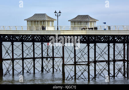 Zwei traditionellen viktorianischen und edwardianischen Gärten kunstvoll dekoriert und glasiert Unterstände auf dem historischen Pier in cromer in Norfolk. viktorianischen Strukturen. Stockfoto