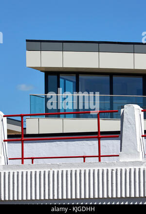 Detail shot Gegenüberstellung alte und neue Funktionen. Walthamstow Stadium Gehäuse Entwicklung, Walthamstow, Vereinigtes Königreich. Architekt: Conran und Partner, 2 Stockfoto